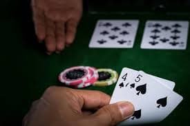 Player selecting an online bingo room on a mobile device via n77